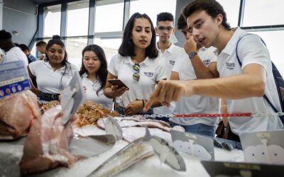 Fundación Cruzcampo lleva a sus alumnos a visitar la lonja y el puerto pesquero de rota